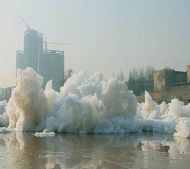 圖為泡沫對環(huán)境產(chǎn)生嚴重的危害